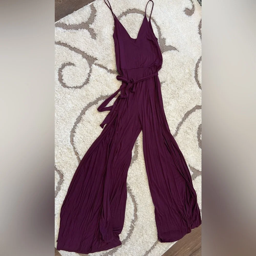 Purple jumpsuit with slits on both legs. Tie for the waist. - Picture 9 of 9